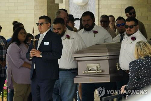 美초등학교 총격참사 `눈물의 첫 장례식`